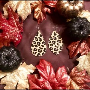 🚫SOLD🚫Vegan Leather Leopard Earrings
